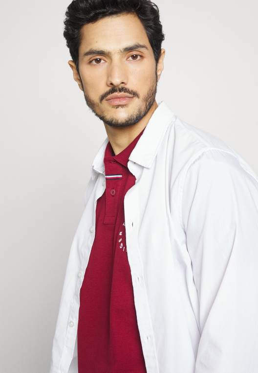 חולצת פולו רגילה עם לוגו roundall corp NX207638 סוֹמֶק Tommy Hilfiger